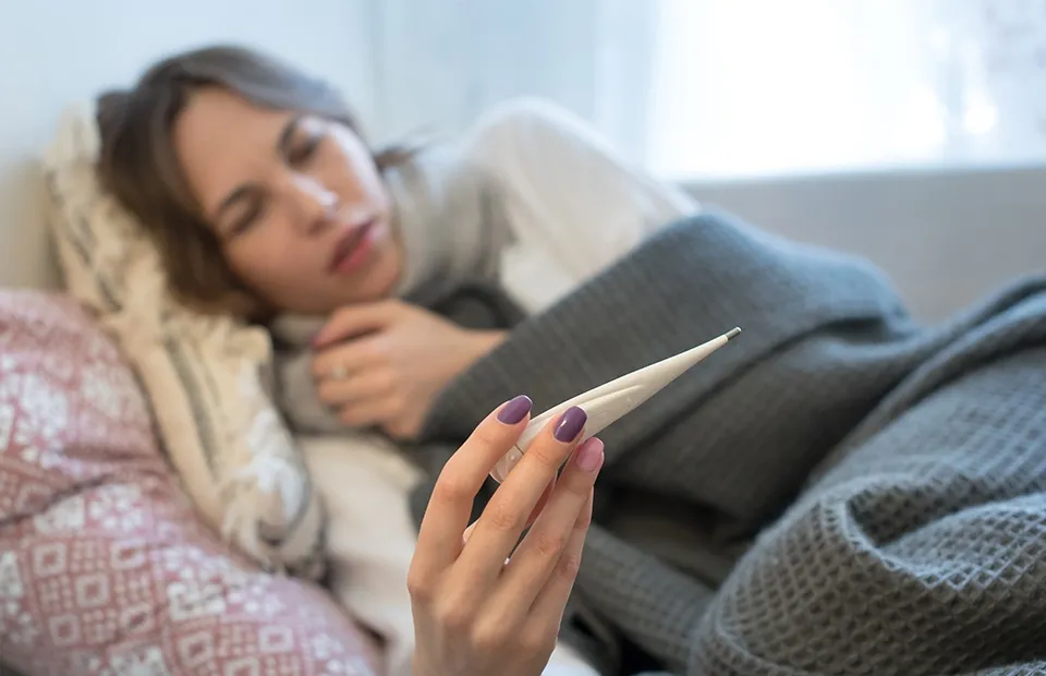 mulher jovem correndo